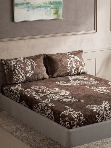https://cdn.shopify.com/s/files/1/1857/6931/products/bcabb1c8-6fe0-4cb5-8945-fe9bca1aab3a1696255743025DDecorBrownWhiteEthnicMotifs140TCKingBedsheetwith2PillowCove2.jpg?v=1703310140